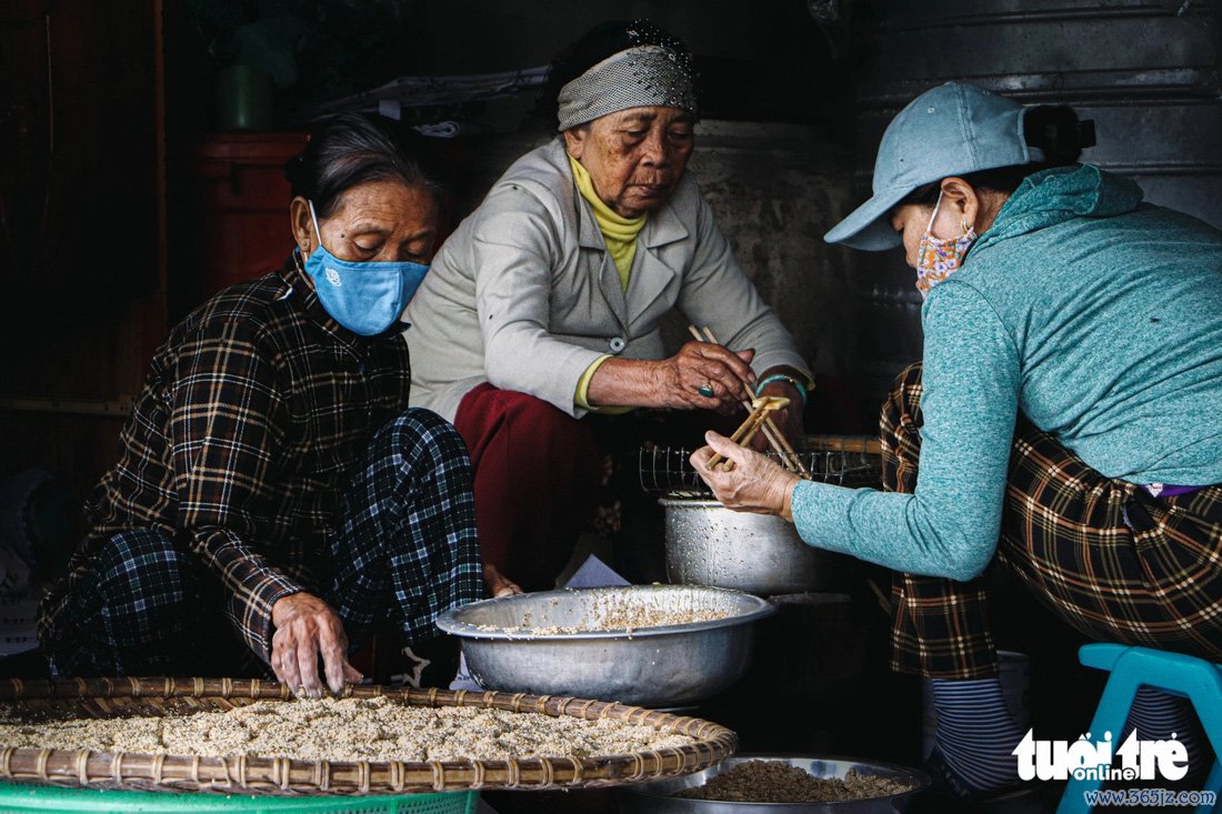 Đặc sản bánh khô mè Đà Nẵng đắt khách mùa Tết - Ảnh 6.