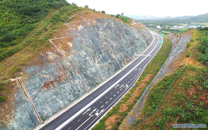 Vì sao chưa thể khai thác gần 70km cao tốc Vân Phong - Nha Trang trước Tết? - Ảnh 1.