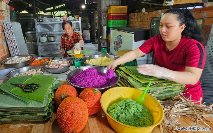 Hoa cúc, quất, heo, vịt… lên tàu ra đảo Lý Sơn phục vụ Tết - Ảnh 2.