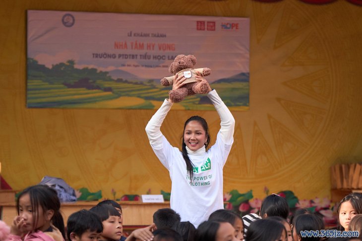 H'Hen Niên khánh thành điểm trường mới, nhà tắm mới cho học sinh Mù Cang Chải - Ảnh 7.