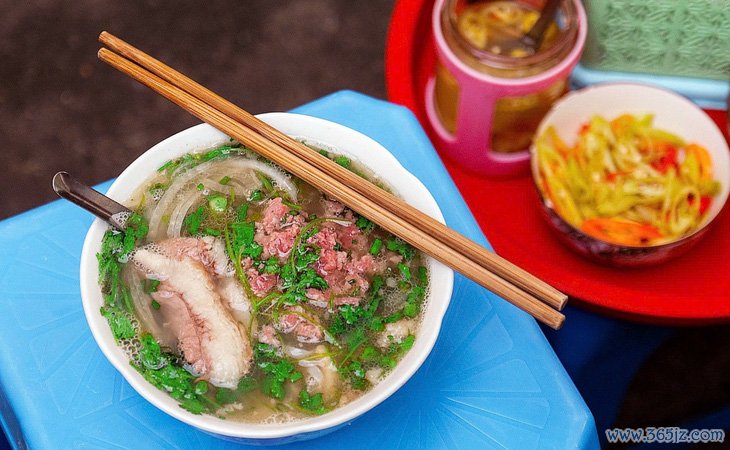 Nấu phở bò tại nhà theo cách quán Michelin, Tết này mê tít - Ảnh 1.