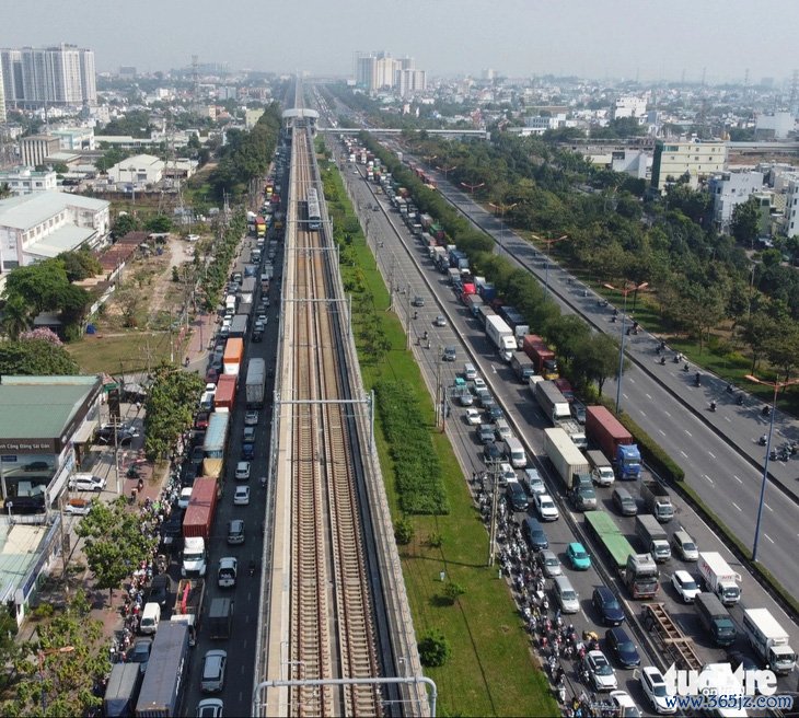 Xe container vào cảng đông đúc, đường Võ Nguyên Giáp, Nguyễn Thị Định ùn ứ kéo dài - Ảnh 1.